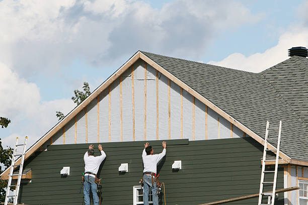 Professional Siding technician working in Crystal Beach, FL
